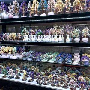 Árboles de cristal coloridos con ramas envueltas en alambre para decoración de hogar.