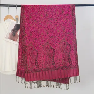 Vista detallada del chal jacquard de cachemira fucsia con elegantes borlas de flecos