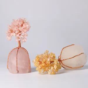 Detalle de árboles de cristal de cuarzo rosa y citrino hechos a mano sobre piedra