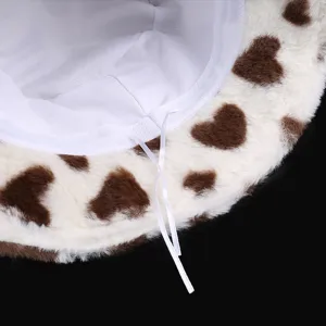 Chapeau bob en peluche blanche avec motifs cœurs marrons et doublure réglable douce