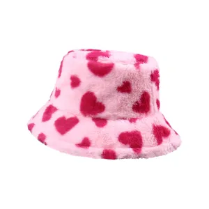 Charmant chapeau bob en peluche rose avec motif cœur rouge pour une chaleur hivernale