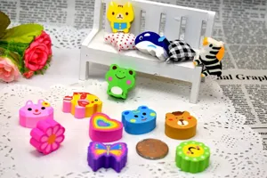 Vue détaillée de jolies gommes animaux de dessin animé, formes colorées pour cadeaux.