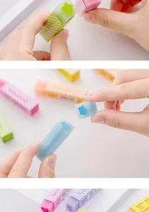 Kreativer 2B Radiergummi Detailansicht mit bunten Streifen und süßem Stern- und Herzdesign.