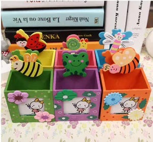 Organizador de escritorio y portápices de madera con clips de insectos y marco de fotos.