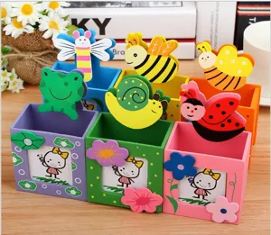 Lindo portalápices de madera con clips de animales de dibujos animados y marco de fotos.