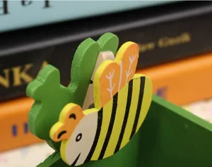 Primer plano detalle de un lindo portalápices de madera de abeja de dibujos animados, papelería.