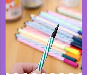 Primer plano detallado de un rotulador de acuarela a rayas, ideal para dibujar.