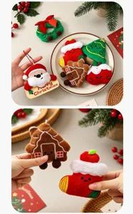 Weihnachtsplüsch Anhänger Detailansicht mit niedlichem Weihnachtsmann und Lebkuchenhaus.
