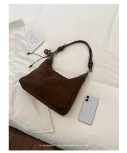 Sac porté épaule hobo en suédine marron, sac rétro minimaliste avec détail de lanière nouée.