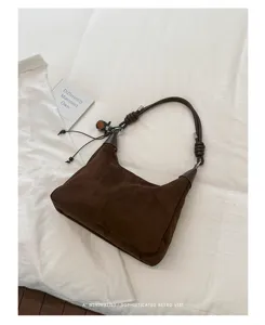 Sac hobo en daim marron foncé pour femme, sac porté épaule rétro minimaliste style automne.