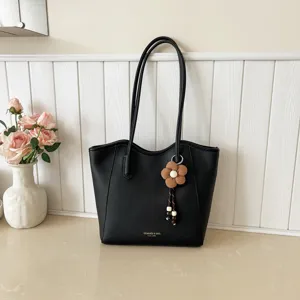 Schwarze Damen Shopper Tasche mit Blumenanhänger, große Handtasche für Alltag und Arbeit.