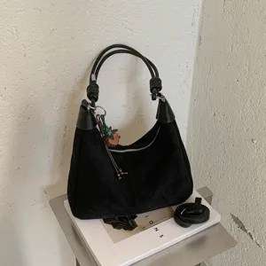 Sac à épaule en suédine noire pour femme, sac hobo rétro sous les aisselles avec bretelle.