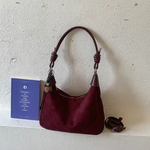 Sac bandoulière rétro en suédine bordeaux avec lanière nouée et design chic de boulette.