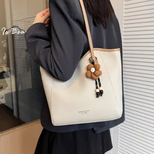 Lässige Damen Handtasche große Kapazität Schultertasche mit Blumenanhänger für Alltag.