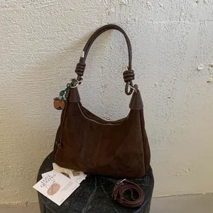 Sac à épaule hobo en daim marron pour femme, sac bandoulière rétro style dumpling avec nœuds.