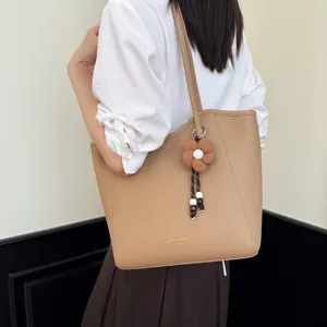 Lässige Shopper Tasche Detailansicht, große Umhängetasche mit süßem Blumen Anhänger.