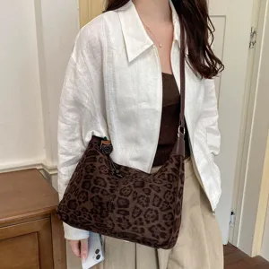 Sac à épaule imprimé léopard vintage, détail de sac sous les bras en suédine rétro.