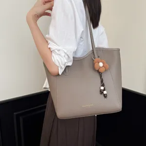 Lässige große Tragetasche für Damen, stilvolle minimalistische Schultertasche für Pendler.