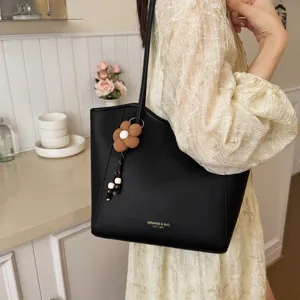 Lässige große Tote Bag für Damen, stilvolle Herbst Schultertasche mit Blumenanhänger.