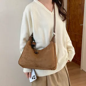 Vue detaillee du sac porte-epaule hobo marron givre, sac bandouliere dumpling chic.