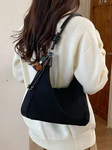 Sac hobo élégant en suédine noire pour femme, sac porté épaule rétro casual style baguette.