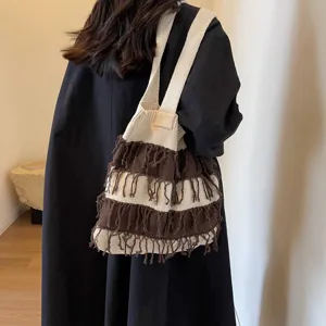 Knit fringe shoulder bag, stylish casual tote for beach and daily vacation use.