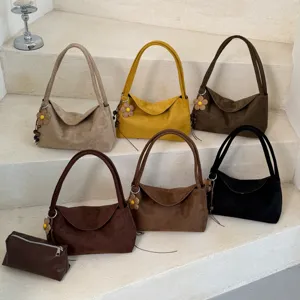 Sac à épaule en daim synthétique chic pour femme, cabas souple et détails de sac à main de banlieue.