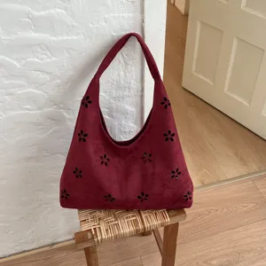 Borsa a spalla hobo bordeaux in camoscio con fiori intagliati, grande borsa casual elegante.