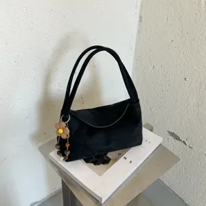 Sac porté épaule en suédine noire pour femme, fourre-tout minimaliste avec pendentif perlé.
