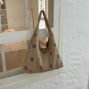 Borsa a tracolla hobo in camoscio beige con dettagli floreali traforati per l'uso quotidiano.