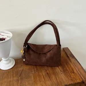 Sac porté épaule en daim marron avec pendentif, sac à main rétro décontracté pour le quotidien.