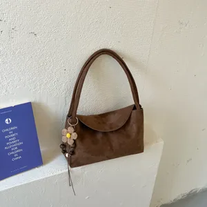 Sac bandoulière en suédine marron pour femme, sac axiale chic de travail avec pendentif fleur.