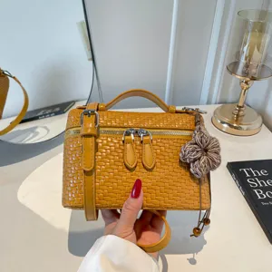 Dettaglio borsa a mano intrecciata chic, elegante borsa a tracolla gialla con fiore delicato.