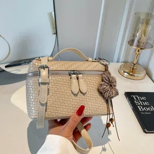 Borsa a mano intrecciata beige chic con manico e tracolla, ideale per stile e uso quotidiano.