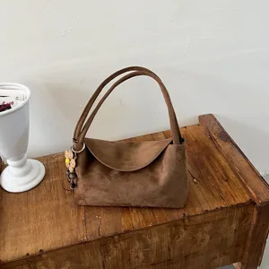 Sac à épaule marron en daim pour femme, sac à main casual chic avec charmante fleur.