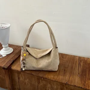 Sac à épaule en suédine décontracté pour femme, fourre-tout tendance et sac bandoulière chic.