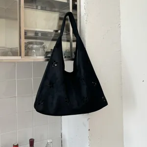Borsa a spalla nera stile hobo con eleganti dettagli floreali ritagliati e capiente.
