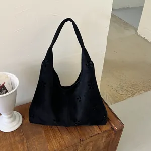Borsa a spalla hobo nera in camoscio con fiori intagliati, grande capacità per uso quotidiano.