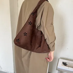 Borsa hobo in camoscio marrone con intagli floreali, grande borsa a tracolla elegante e chic.