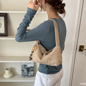 Schicke Damen Wildleder Umhängetasche, lässiges Hobo-Design mit Blumenanhänger für Pendler.