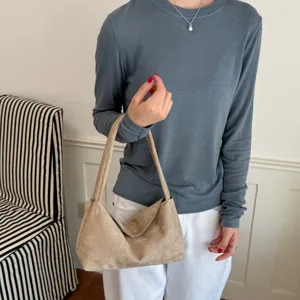 Damen Wildleder Umhängetasche, lässige Pendler Handtasche mit bequemem Riemen Detail.