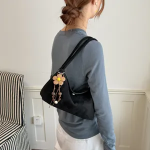 Sac à épaule chic en daim noir pour femme, sac hobo sous les bras décontracté avec breloque.