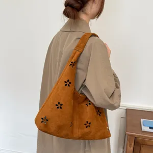 Borsa a tracolla hobo marrone in camoscio con dettagli di fiori intagliati per donna elegante.