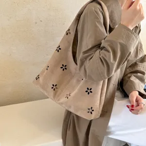 Borsa a tracolla hobo in camoscio casual con dettagli floreali, grande borsa autunnale.