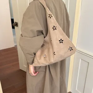 Dettaglio borsa hobo morbida in camoscio, design con fiori intagliati, borsa a spalla chic