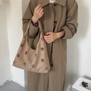 Borsa a tracolla da donna in camoscio marrone, design floreale intagliato, capiente e casual.