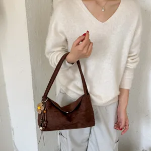 Sac à épaule marron en suède vue de détail, sac à aisselles décontracté avec breloque