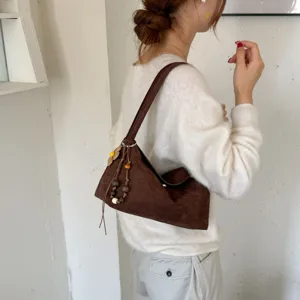 Braune Wildleder Umhängetasche Detail, schicke Achseltasche mit Perlenanhänger, lässiger Herbst.