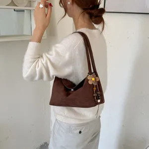 Sac porté épaule en daim marron pour femme, sac hobo élégant avec pendentif fleur.