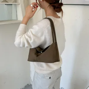 Sac à épaule en suédine marron stylé pour femme, sac hobo tendance sous les aisselles pour l'automne.